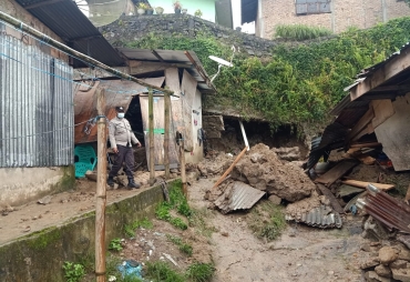 Akibat Hujan Deras 5 Rumah Warga Desa Gongsol Tertimbun Material Longsor