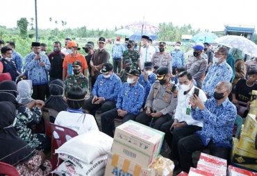 Bupati Serahkan Bantuan Kepada Korban Kebakaran di Desa Sei Apung Jaya