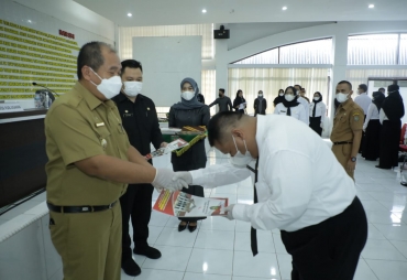 Wabup Asahan Serahkan Petikan Pengangkatan CPNS dan PPPK