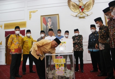 Gubernur Rohidin Persembahkan Uang THR Bagi 50 Masyarakat yang Beruntung