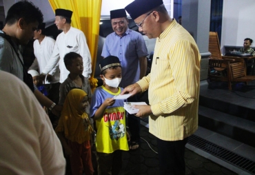 Gubernur Rohidin Sekeluarga Buka Puasa Bersama Warga Sekitar Kediamannya