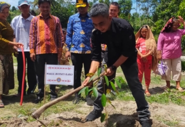Tanam Pohon di Bantaran Sungai Lauborus Jandi Meriah Ini Harapan Wabup