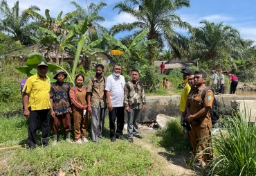 Ketua Fraksi Golkar DPRD Sumatera Utara (Sumut), Dhodi Taher didampingi Wakil Ketua DPRD Kabupaten Batu Bara, Ismar Khomri bersama Kelompok tani meninjau lokasi tanggul jebol (foto/Zfn)