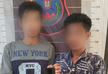 Kedua pelaku pencurian hp diamankan Polsek Lima Puluh (Foto : Humas PolresBB)