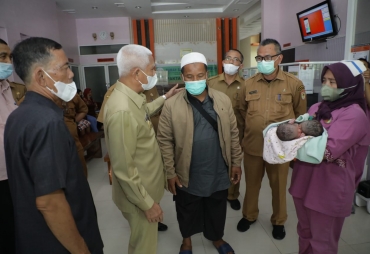 Bupati Asahan Kunjungi Bayi Kembar Siam di RS Bunda Mulia