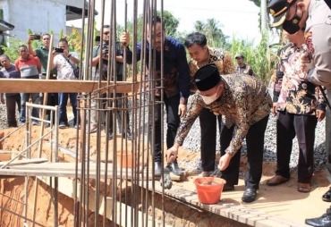 Bupati Labuhanbatu Letakkan Batu Pertama Pembangunan Masjid Al-Amin