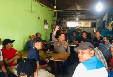 Kombes Pol Ikhwan Lubis mengunjungi warung wartawan di Batu Bara (foto : Zulfauzan)