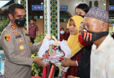Kapolres Batu Bara AKBP Jose DC Fernandes menyalurkan paket sembako kepada masyarakat (Foto : Zulfauzan)