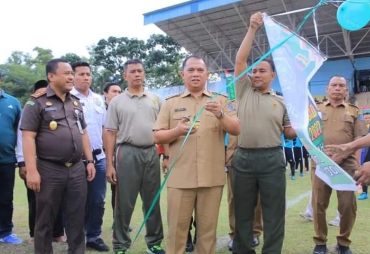 Pemotongan Pita Balon Tanda Dibukanya Liga Santri oleh Bupati Labuhanbatu (Foto : Diskominfo Labuhanbatu)