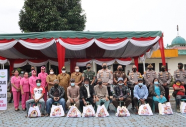 Forkopimda Karo Foto Bersama Dengan Penerima Sembako (Foto : Diskominfo Karo)