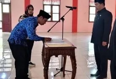 Sekretaris Daerah Seluma Hadianto melakukan Pelantikan dan mengambil sumpah jabatan kepada 182 Pejabat administrasi sturuktural Eselon IV di Lingkungan Pemerintah Kabupaten Seluma (Foto : Ist)
