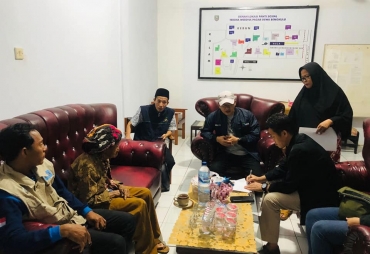 Penyelamtan seorang lansia yang tidak mempunyai tempat tinggal dari Desa Tangga Batu Kecamatan Seluma Selatan ( Foto : MC Seluma )