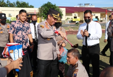 Kapolres Batu Bara menyirami air bunga kepada personel yang naik pangkat (Foto : ist)