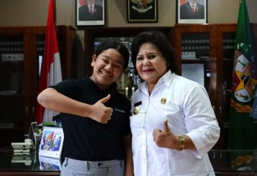 Bupati Karo Saat Sambut Netania Br Ginting Juara 2 Peparawi Tingkat Nasional di Ruang Kerjanya (Foto : Diskominfo Karo)