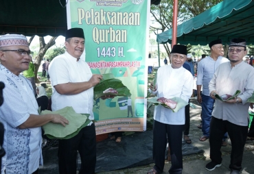 Kepala Dinas Lingkungan Hidup Kabupaten Asahan H. Rahmat Hidayat Siregar S. Sos, M. Si di stand penyembelihan Hewan Qurban Masjid Agung H. Achmad Bakrie Kisaran
