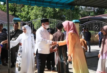 Bupati Labuhanbatu Monitoring Penyembelihan Hewan Qurban Sekaligus Bersilaturahmi Bersama Masyarakat (Foto : Diskominfo Labuhanbatu)
