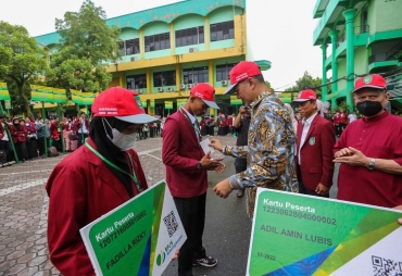 Wagub Musa Rajekshah saat melepas 1.100 mahasiswa UISU yang akan melakukan Kuliah Kerja Nyata (KKN) Tematik