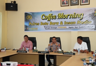 Kapolres Batu Bara AKBP Jose DC Fenandes didampingi Kasat Narkoba AKP Sastrawan bersama Kasat reskrim AKP Jhon saat menggelar coffee morning (foto/ist)
