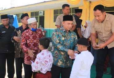 Bupati Labuhanbatu Berikan Santunan Kepada Anak yatim Yayasan Pendidikan Islam Pardamean 