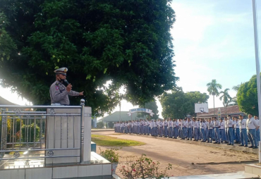 KBO Satlantas Polres Batu Bara memberi sosialisasi kepada para pelajar SMA Negeri 1 Lima Puluh (foto/istimewa)