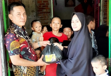 Penyerahan Daging Qurban diserahkan Oleh Ketua DPD Partai Golkar Dr H Rohidin Mersyah yang Diwakilkan Oleh Wakil Sekretaris Organisasi dan Ormas yang juga Kepala BSN Joni Saputra serta didampingi Wakil Sekretaris PP Rejang Lebong-Lebong Yanwar Ardiyansyah