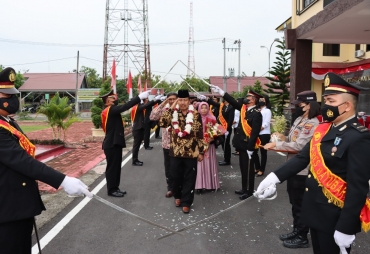 Pelepasan 7 Personel Purna Bakhti Polres Batu Bara dengan cara pedang pora (foto/ist)