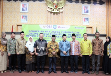 Asisten I Khairil Anwar, saat membuka secara resmi acara Pemberian Hak Akses Turunan Online Single Submission (OSS) Berbasis Resiko Kepada Kepala OPD terkait