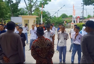 Plt Kapolsek Indrapura saat memberikan arahan dan bimbingan kepada pelajar yang kedapatan bolos sekolah (foto: istimewa)