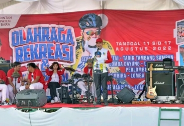 Bupati Batu Bara saat berpidato dalam pembukaan acara perlombaan dalam menyambut Hut RI ke 77 (foto: KominfoBB)
