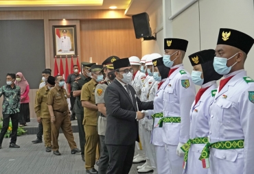 Wabup Oky Iqbal Prima saat mengukuhkan anggota paskibra (foto: KominfoBB)