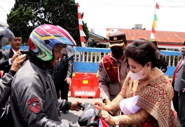 Forkopimda Karo Bagikan Bendera Merah Putih