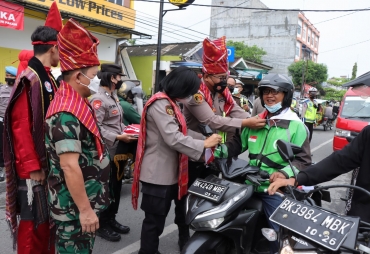 Bangkitkan Jiwa Nasionalisme Polresta DS Bagikan Bendera Merah Putih