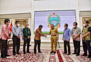 Gubsu Orang Pertama Terima Uang Kertas Pertama Dari Menkeu