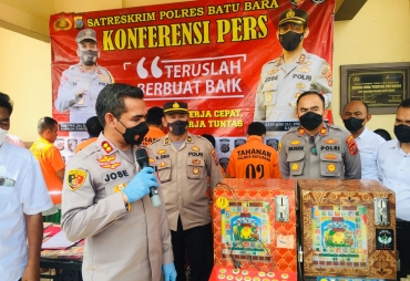 Kapolres Batu Bara AKBP Jose DC Fernandes saat memberikan keterangan kasus perjudian togel (foto: Zulfauzan)