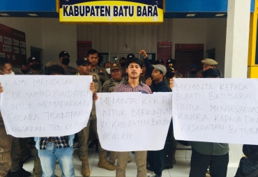 Massa Aspara saat berunjuk rasa di Depan Kantor Dinkes P2KB (foto: Zulfauzan)
