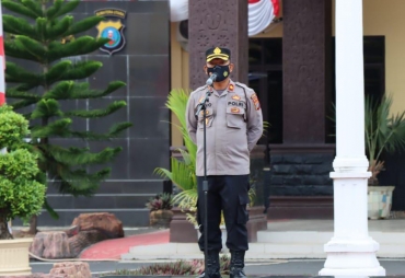 Waka Polres Batu Bara Kompol Jono Sirait saat memimpin apel pagi (foto: HumaspolresBB)