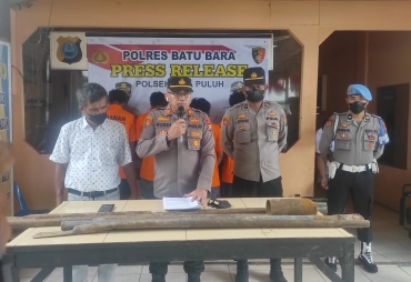 Kapolsek Lima Puluh AKP Rusdi bersama Kanit Reskrim Iptu AH Sagala memaparkan kronologis di konferensi pers (foto/ istimewa)