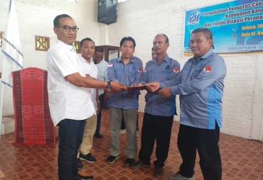 Ketua PJS Sumut Jhon serahkan SK Kepengurusan kepada ketua PJS Batu Bara Epson Pasaribu.(foto/Zulfauzan)