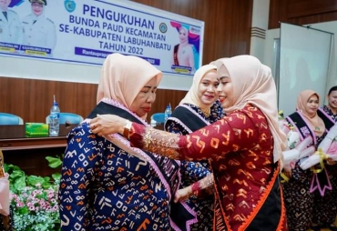 Bunda Paud Kabupaten Labuhanbatu dr. Hj. Maya Hasmita Erik Adtrada Sp.OG.MKM melantik Bunda Paud Kecamatan se Kabupaten Labuhanbatu