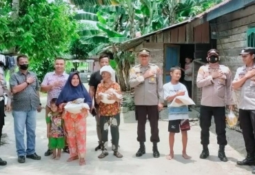 Antisipasi Dampak Kenaikan BBM, Polsek Labuhan Ruku Salurkan Bantuan Sembako
