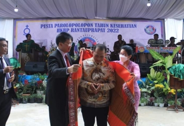 Bupati Erik Hadiri Pesta Parolopolopon Kesehatian HKBP