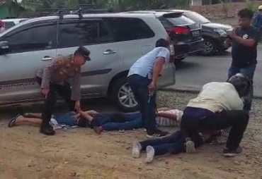 Personil Satreskrim Polres Batu Bara saat melakukan penangkapan pelaku pencurian (foto: istimewa)