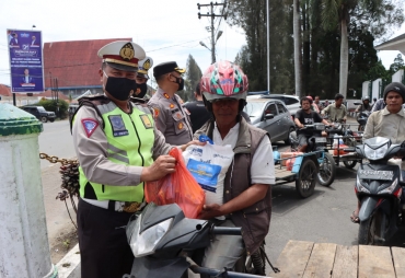 Dampak Kenaikan Harga BBM Polres Tanah Karo Bagikan Sembako