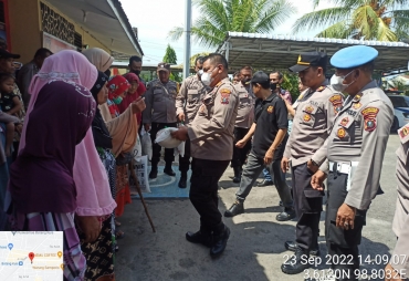 Polsek Batang Kuis Bagikan Sembako Masyarakat Terdampak Kenaikan BBM