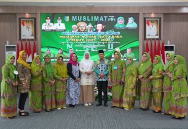 Bupati Batu Bara Zahir saat foto bersama dengan pemgurus PC Muslimat NU (foto: istimewa)