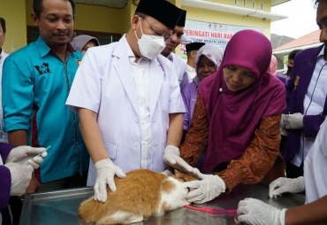 Gubernur Rohidin pada giat Vaksinasi Rabies Dalam Rangka Memperingati World Rabies Day (WRD) Tahun 2022