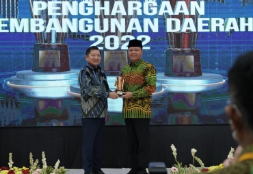 Penyerahan Trophy PPD Tahun 2022 dari Menteri Bappenas Kepada Gubernur Bengkulu (Foto/MC Pemprov Bengkulu)