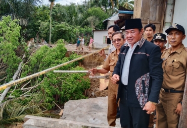 Wakil Gubernur (Wagub) Bengkulu Rosjonsyah memberikan bantuan kepada korban longsor di desa Lubuk Gedang