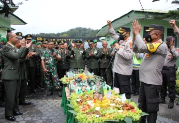 Polres Tanah Karo Berikan Kejutan Kepada Personil TNI di HUT ke-77