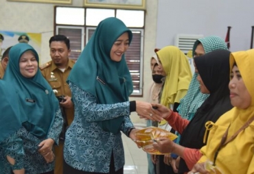 Ketua TP PKK Batu Bara Maya Indrjasari saat menyerahkansembako kepada masyarakat (foto: KominfoBB) 
